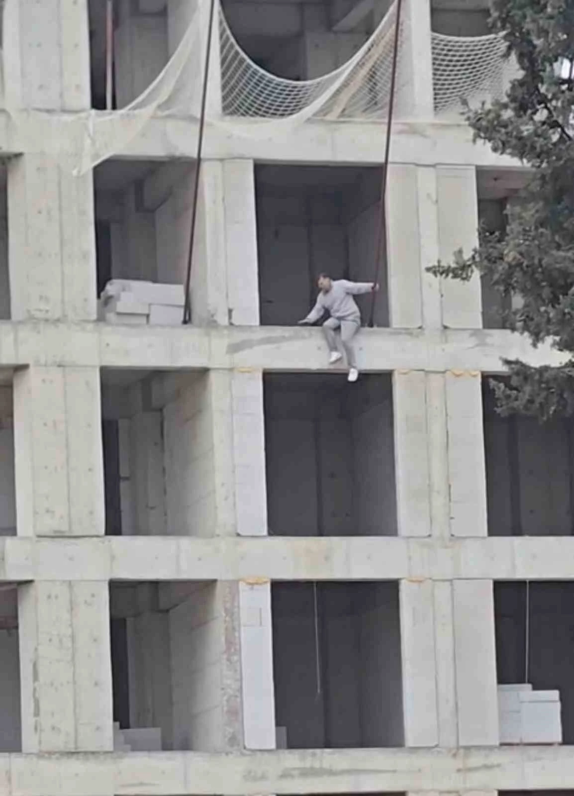 İnşaata &ccedil;ıkıp atlamak isteyen kişi ikna edildi
