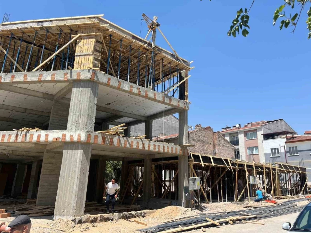 İnşaatta elektrik çarpan işçi yaralandı
