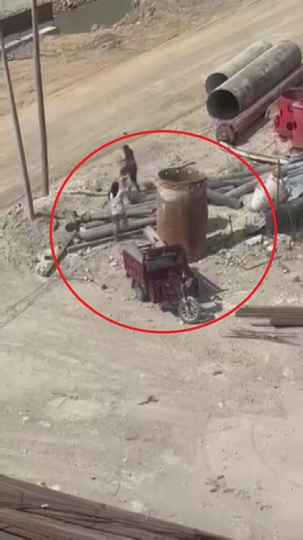 İnşaattaki demir boruları &ccedil;alan motosikletliler kamerada
