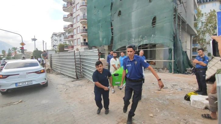 İnşaattan d&uuml;şen iş&ccedil;i hayatını kaybetti
