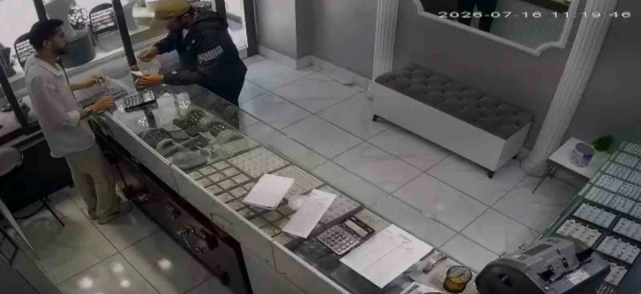 İnternetten araştırma yapıp silahla kuyumcuyu soyan zanlının g&ouml;r&uuml;nt&uuml;leri ortaya &ccedil;ıktı
