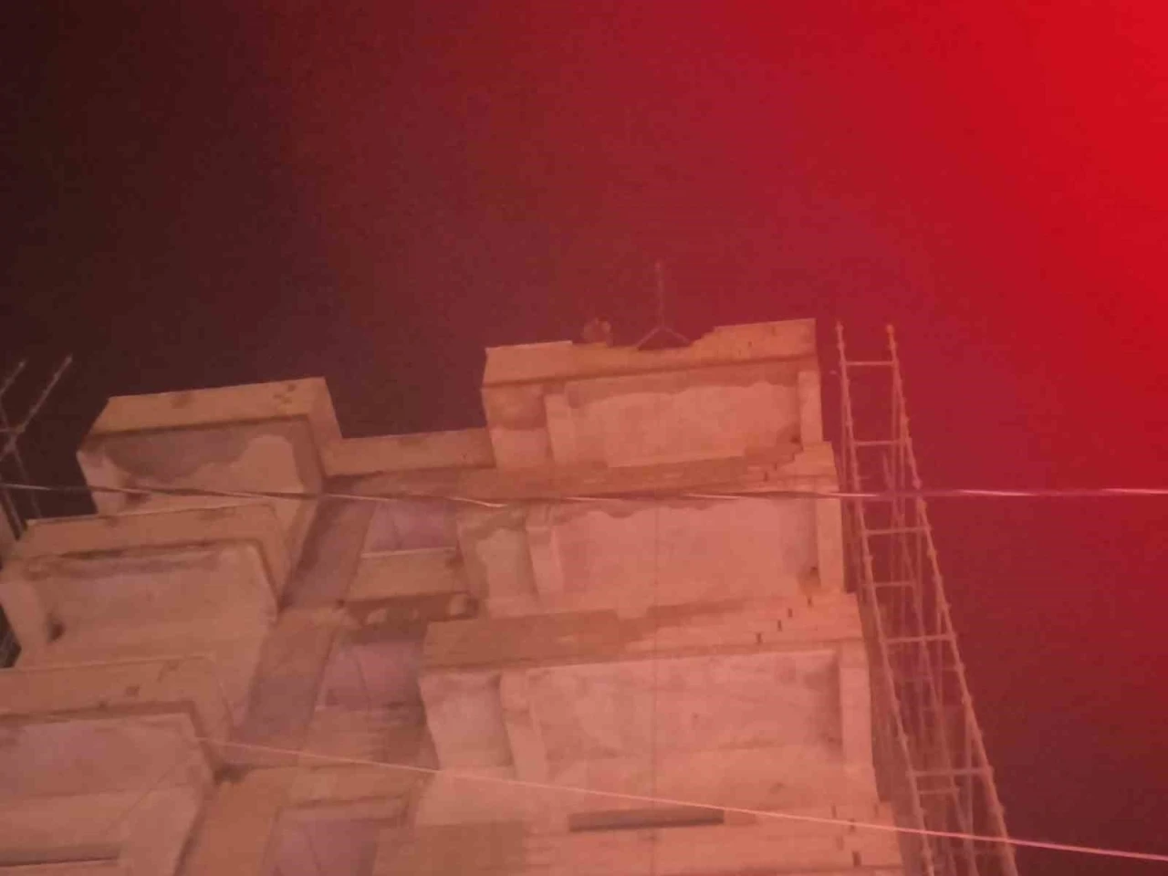 İntihara kalkışan şahsı itfaiye ve polis ekipleri vazge&ccedil;irdi
