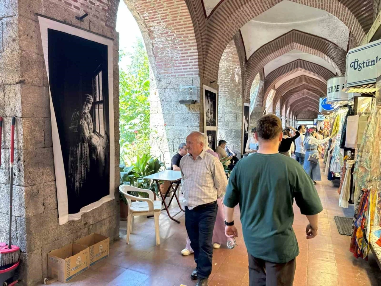 İpekböceğinin hikayesi ipek kumaşa basılan fotoğraflarla Kozahan’da sergileniyor
