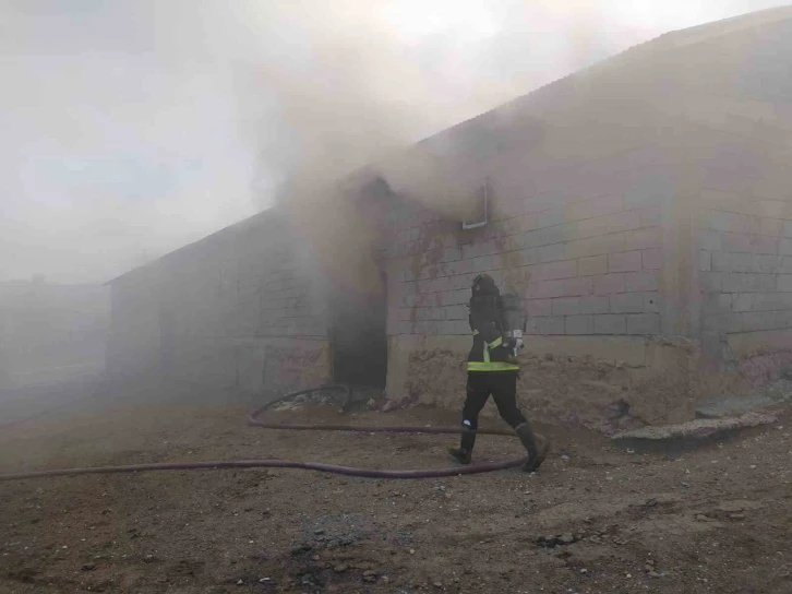 İpekyolu&rsquo;nda ahır yangını
