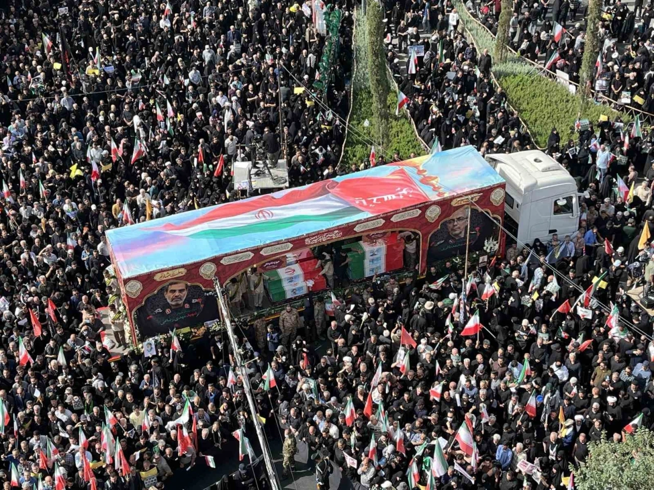 İsrail Saldırıları Kurbanları İçin Dev Cenaze Töreni