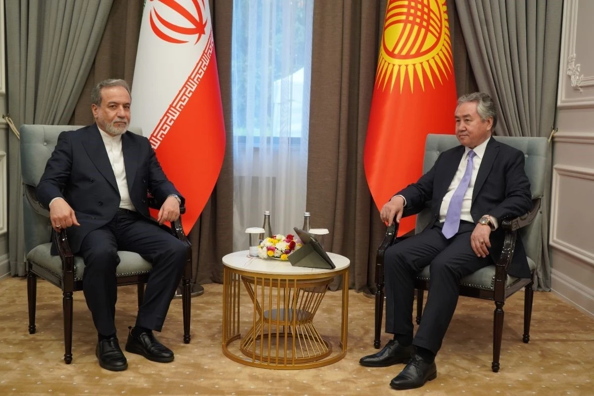 İran Dışişleri Bakanı Arak&ccedil;i, Kırgızistan Dışişleri Bakanı Kulubayev ile bir araya geldi
