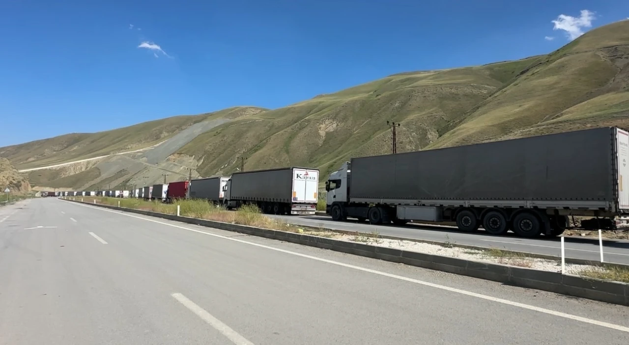 İran-İsrail gerginliği: Yüksekova Esendere Gümrük Kapısı’nda 2 kilometre tır kuyruğu oluştu
