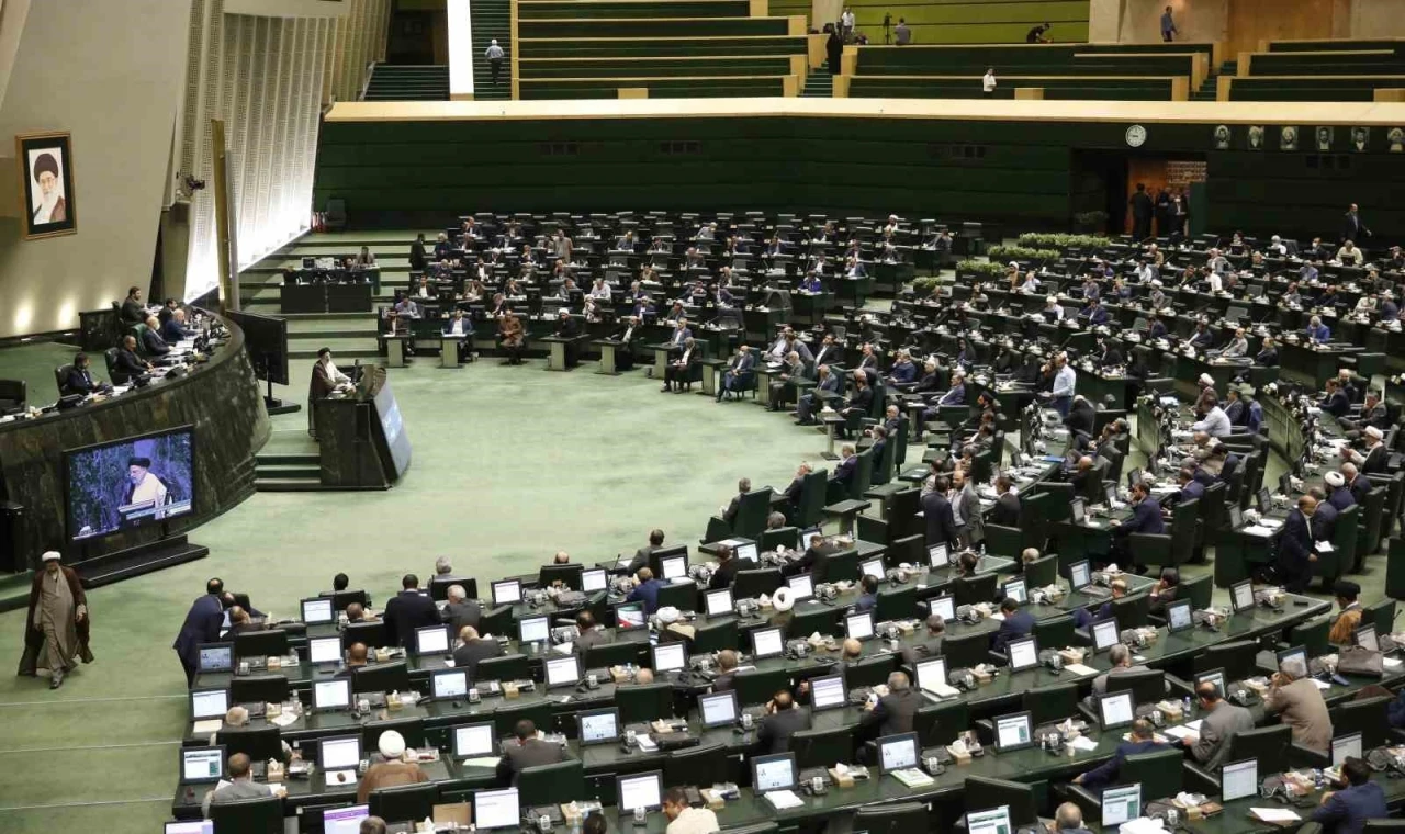 İran Meclisi, perşembe gününün hafta sonu tatiline eklenmesini onayladı