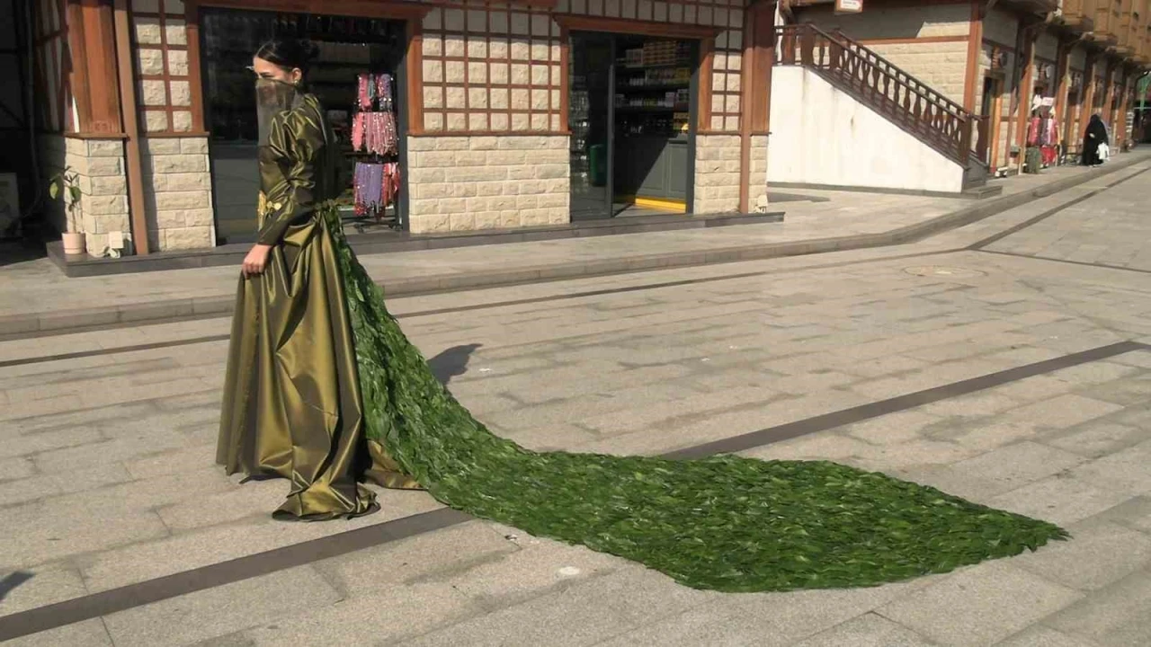 İranlı &ouml;ğrenci 5 bin &ccedil;ay yaprağı kullanarak elbise tasarladı
