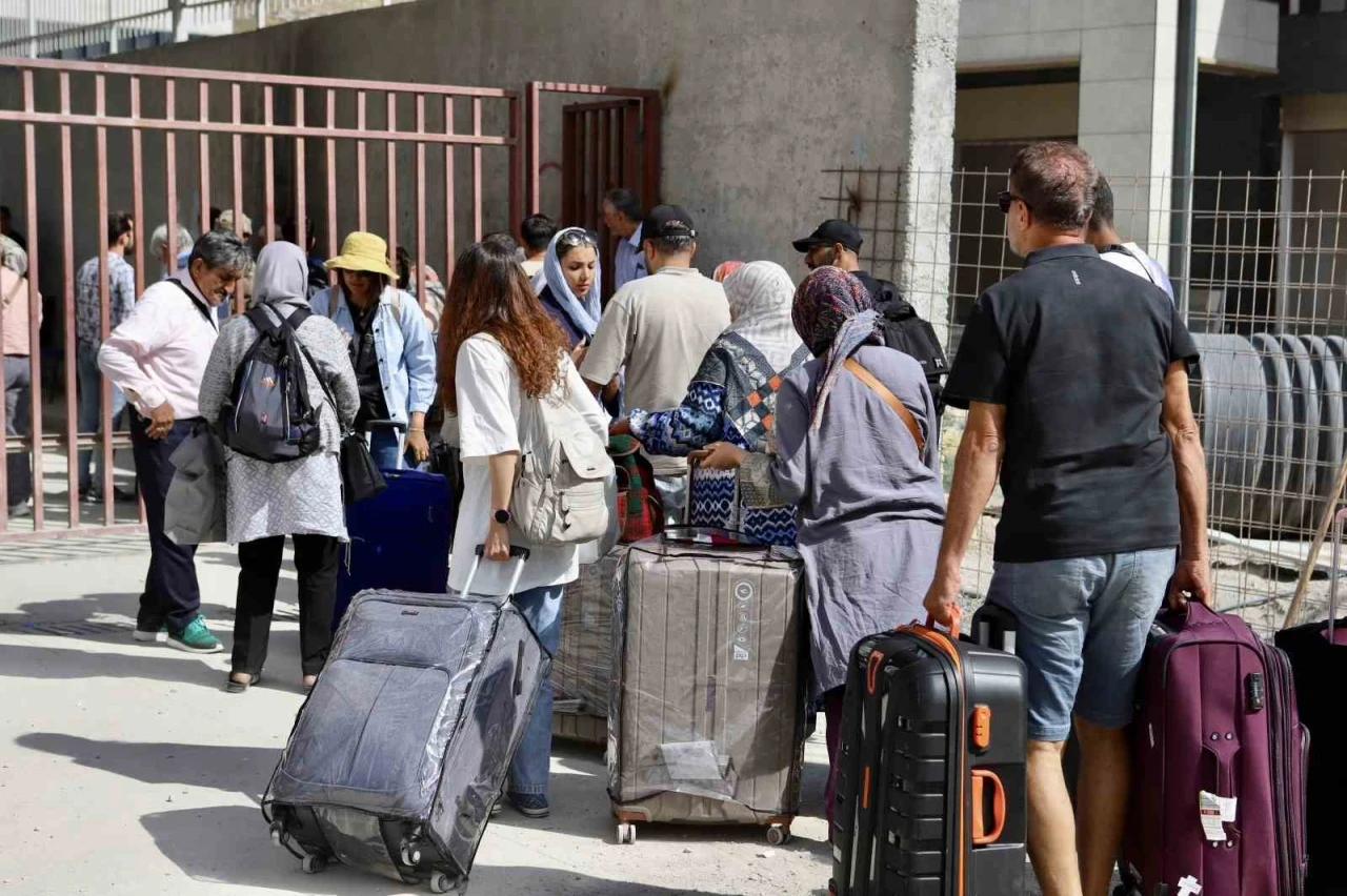 İranlılar Gürbulak Sınır Kapısı’na akın etti: &quot;Savaştan korkmuyoruz, vatanımıza sahip çıkacağız&quot;
