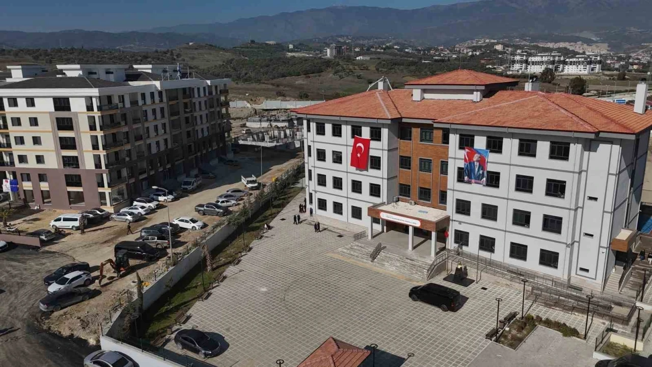 İş Bankası’ndan depremin yaralarının sarıldığı Hatay’a eğitim desteği
