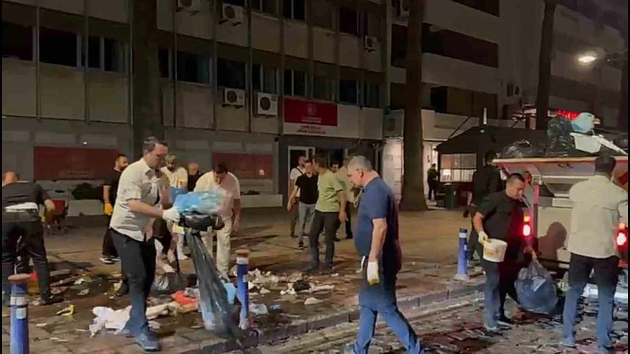 İş başa düştü, biriken çöpleri Başkan Cemil Tugay topladı
