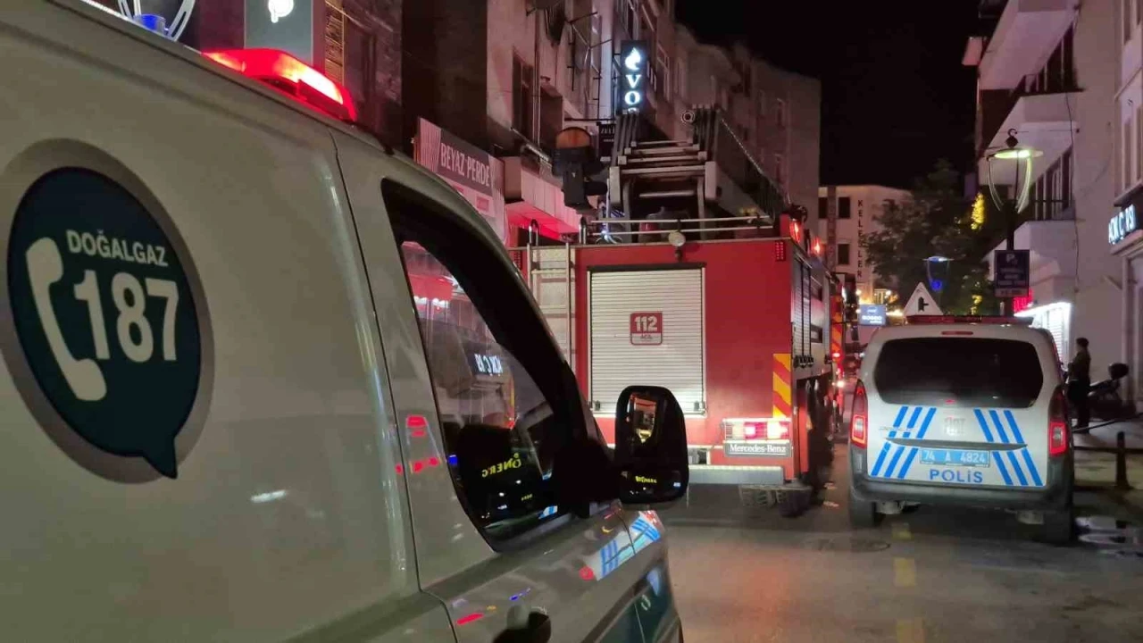 İş hanının tuvaletinde &ccedil;ıkan yangın paniğe neden oldu
