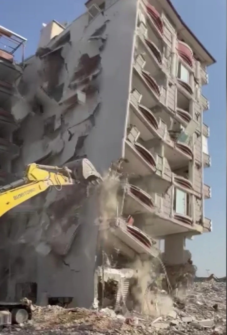İş makinasının darbesiyle binanın yıkılma anları g&ouml;r&uuml;nt&uuml;lendi
