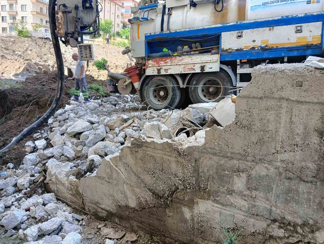 İş makinesi su borusunu patlattı: İstinat duvarı yıkıldı
