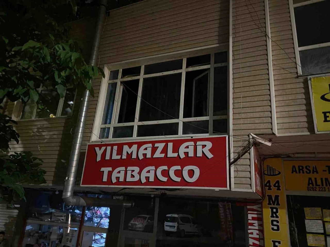 İş yerinde unutulup kapı üstüne kilitlenince çareyi camda aradı, düşerek ağır yaralandı
