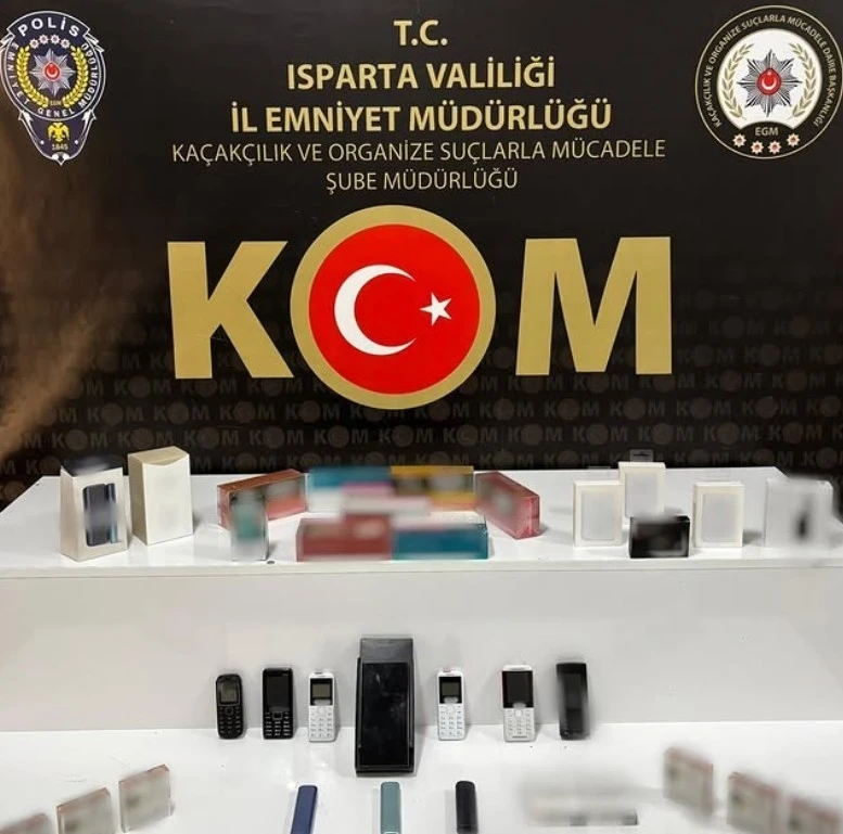 İş yerine yapılan baskında çok sayıda kaçak ürün ele geçirildi