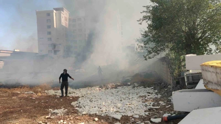 İş yerlerine yakın b&ouml;lgede &ccedil;ıkan yangın korkuttu
