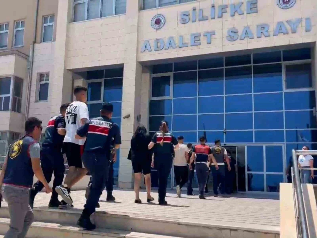 İş yerlerini kurşunlayıp zarar veren 2 şüpheli tutuklandı: O anlar kamerada
