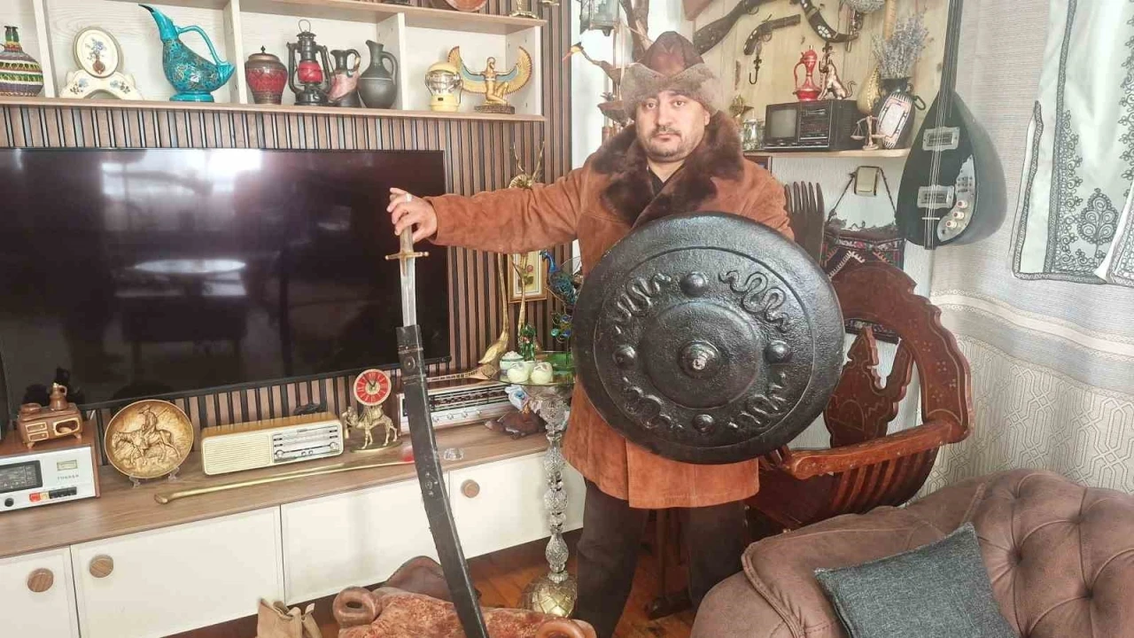 İşçi emeklisi eski antika eşyalarla evinde küçük bir müze kurdu
