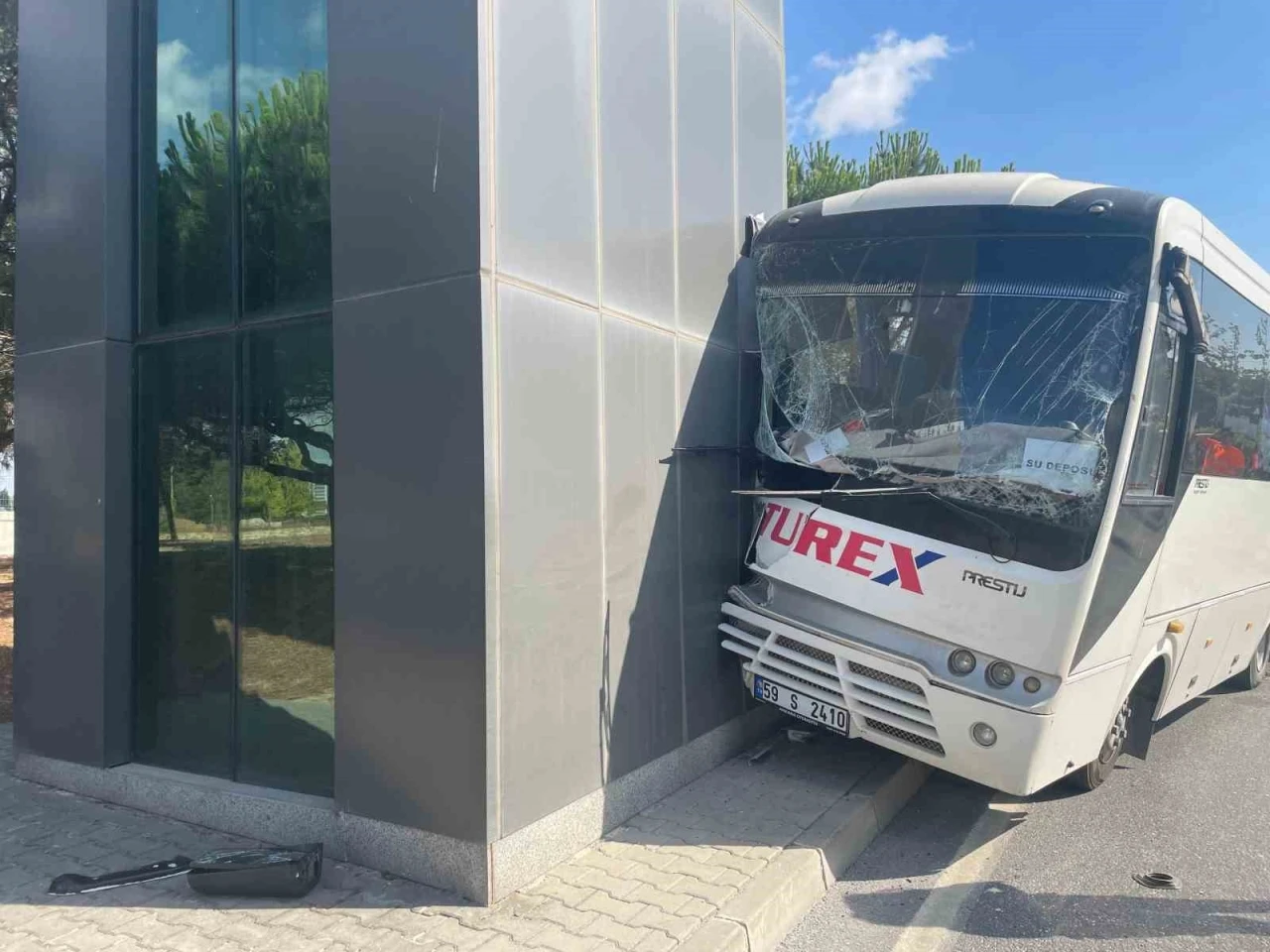 İşçi servisi direğe çarptı: 16 yaralı
