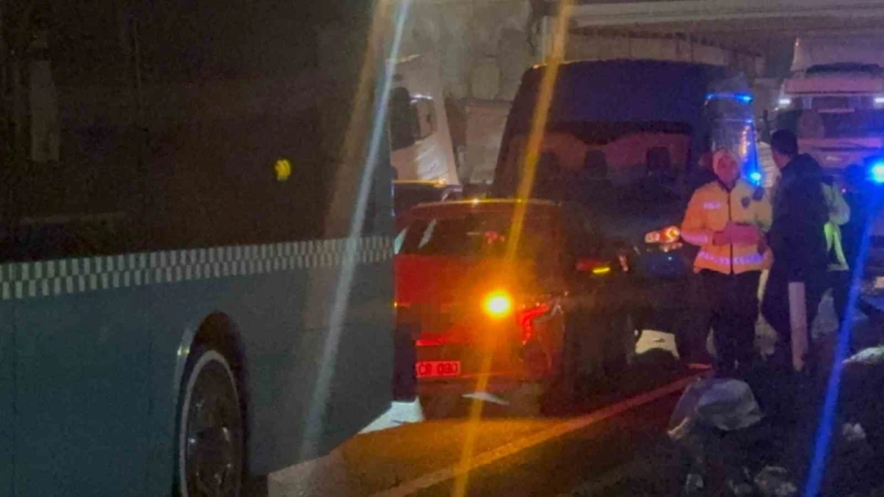 İş&ccedil;i servisi yayaya &ccedil;arpıp takla attı: 1 &ouml;l&uuml;, 4 yaralı
