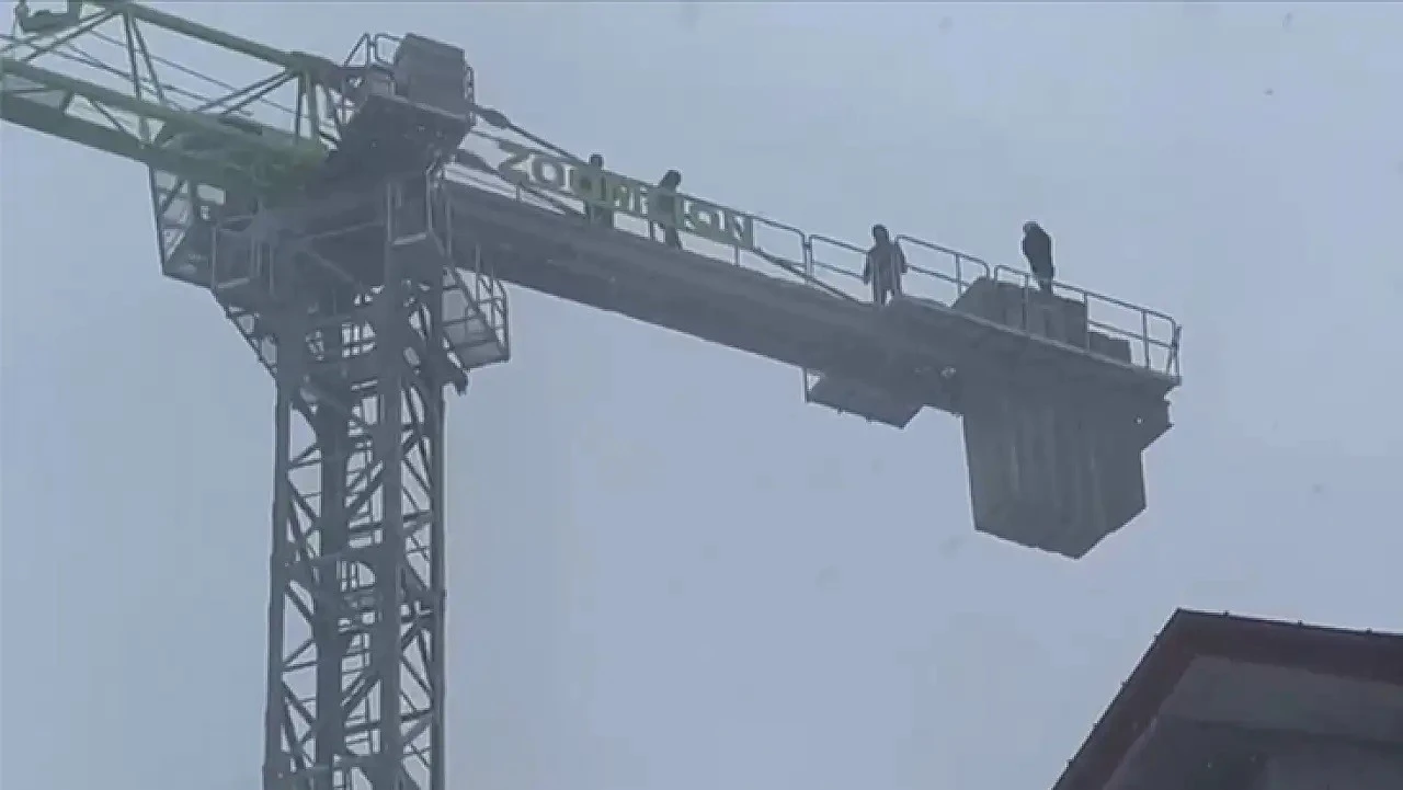 İş&ccedil;ilerden inşaat kule vincinde intihar girişimi
