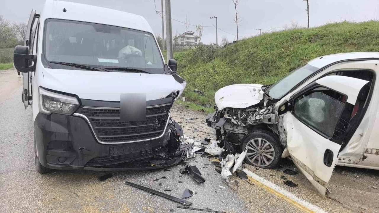 İşçileri taşıyan servis minibüsü ile hafif ticari araç çarpıştı: 13 yaralı

