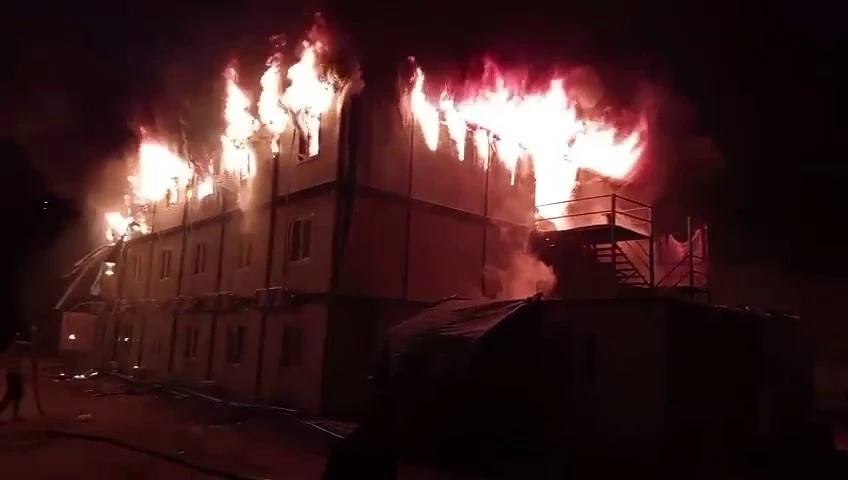 İş&ccedil;ilerin kaldığı konteyner alevlere teslim oldu
