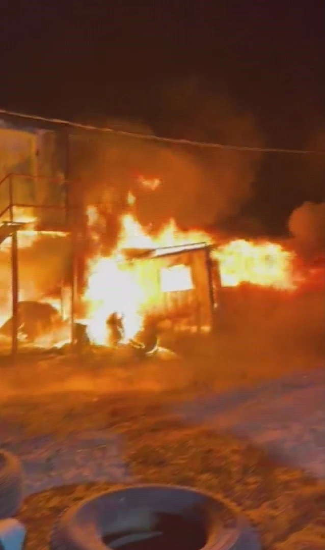 İş&ccedil;ilerin kaldığı konteyner yatakhane alevlere teslim oldu
