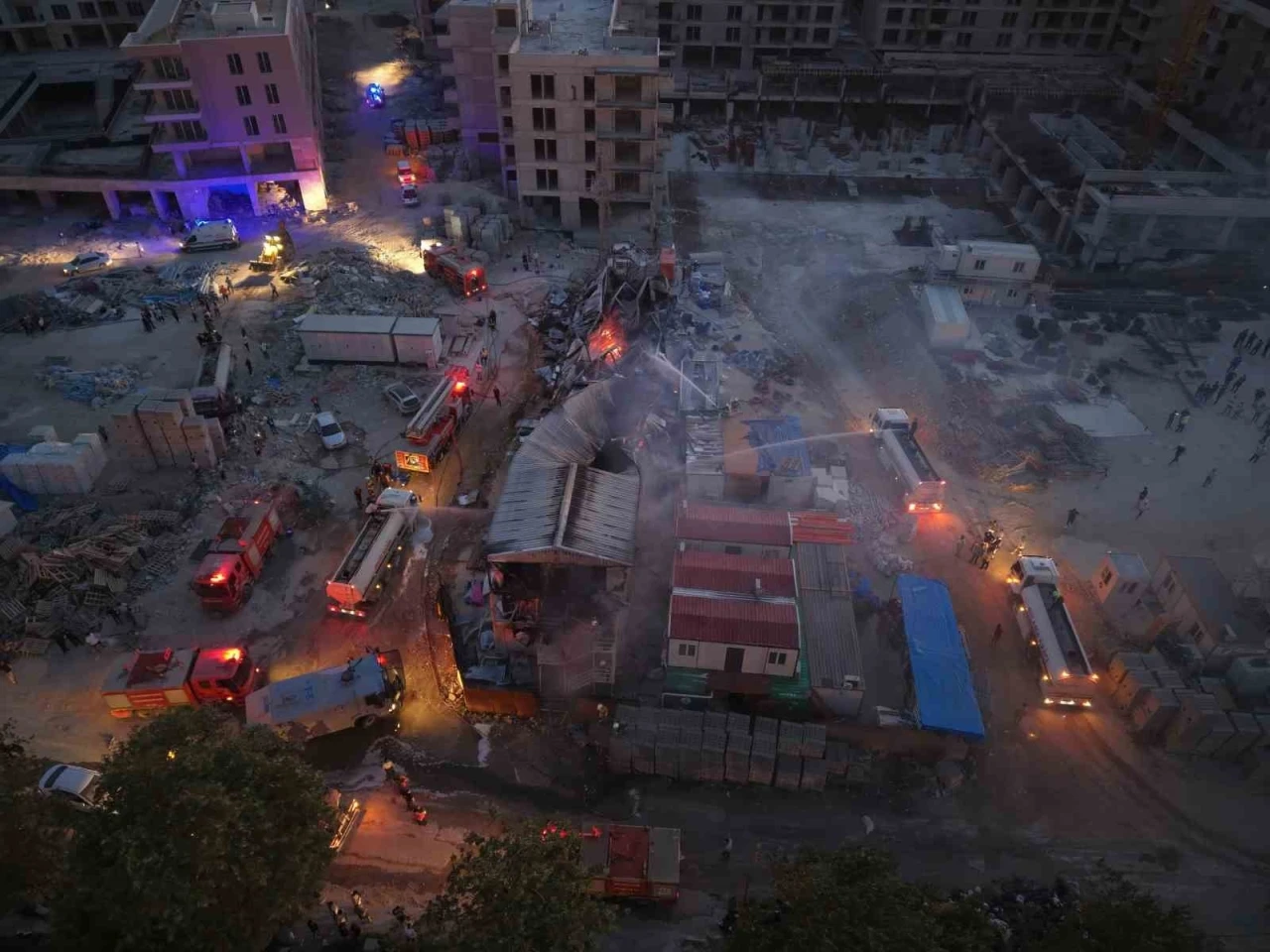 İşçilerin kaldığı prefabrik yatakhane alevlere teslim oldu
