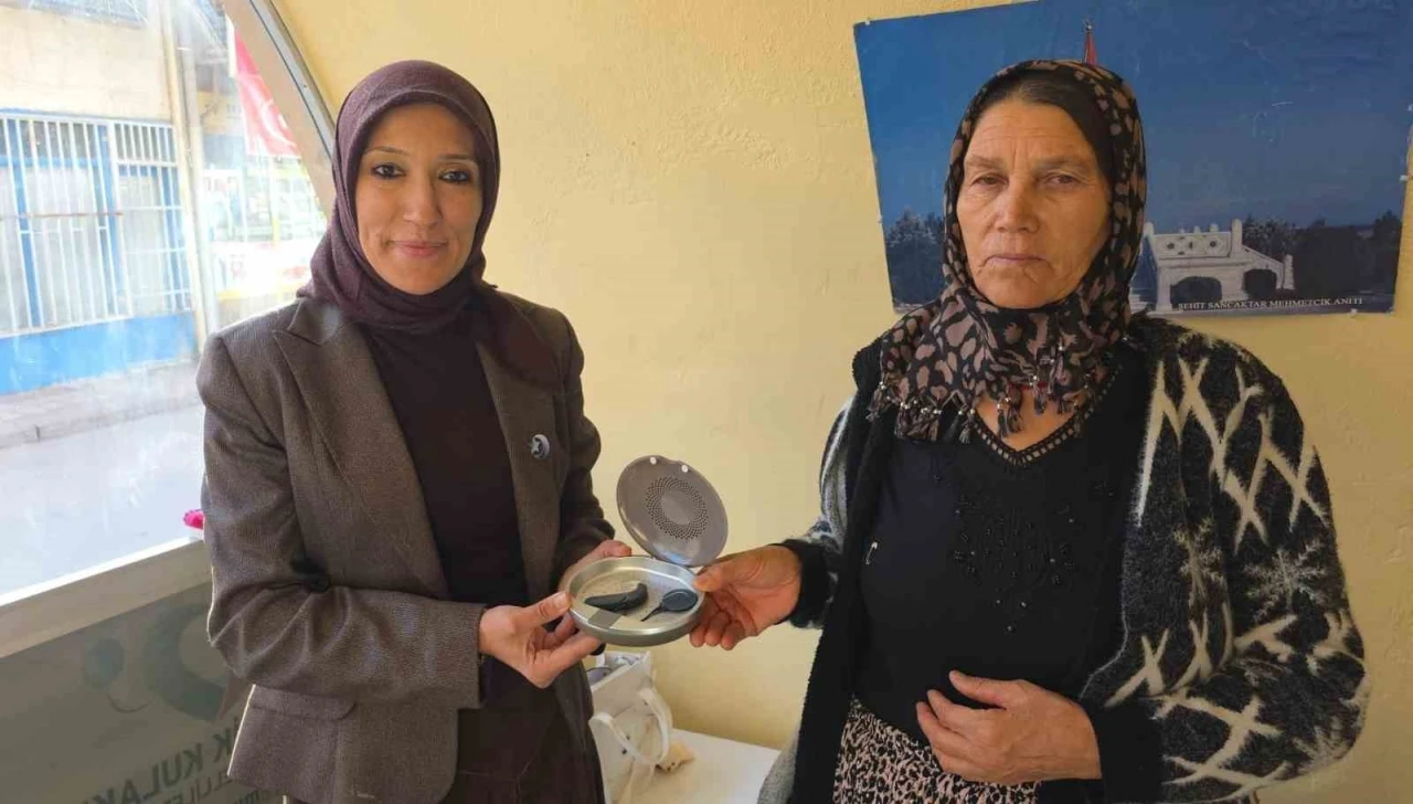 İşitme cihazı arızalandığı için zor günler yaşayan çocuğun imdadına yetiştiler
