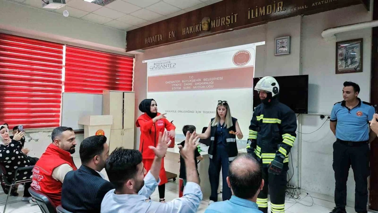 İşitme engelli bireylere yangın söndürme eğitimi
