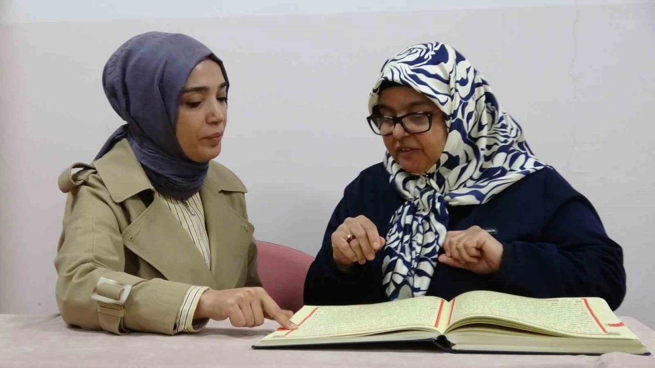 İşitme engelli kadın Kur’an-ı Kerim’i bir ayda öğrendi
