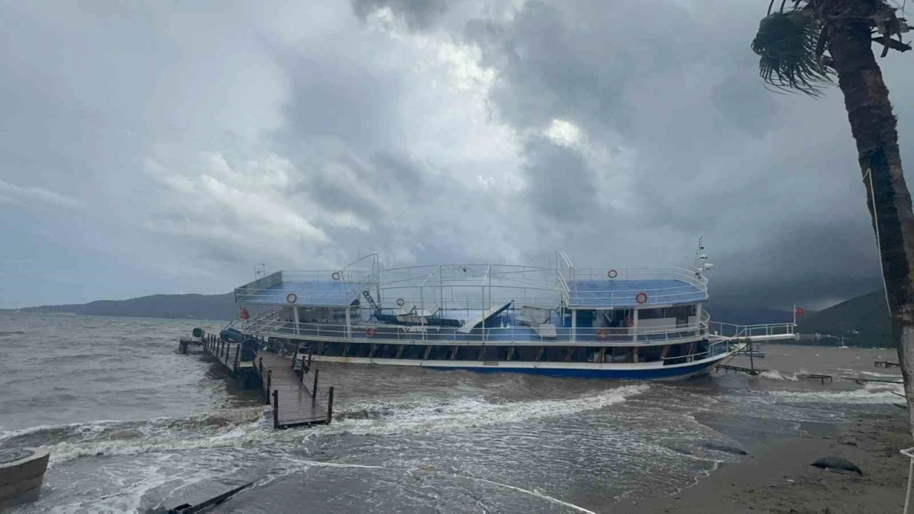 İskeleye çarparak karaya oturan tekne için kurtarma çalışmaları başladı
