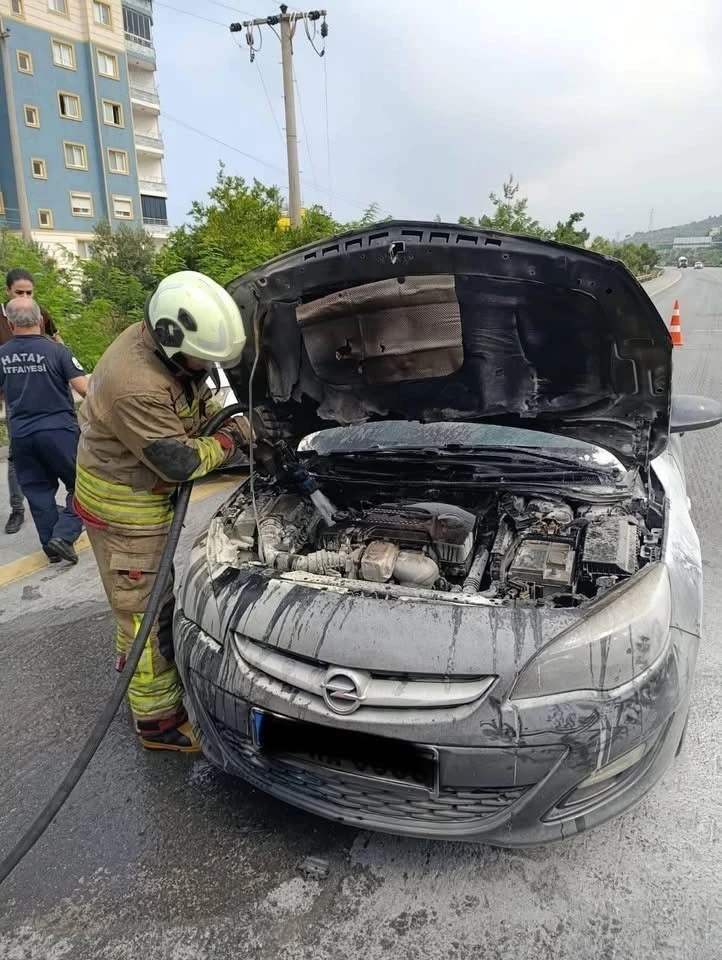 İskenderun&rsquo;da ara&ccedil; yangını paniğe neden oldu
