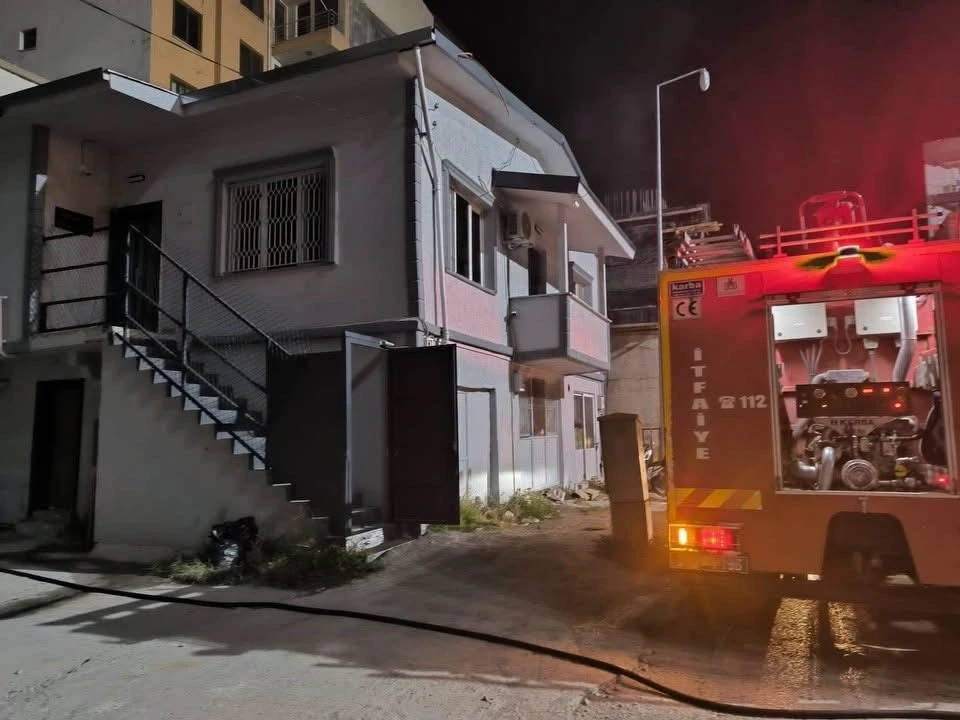 İskenderun&rsquo;da iş yerinin deposunda yangın &ccedil;ıktı
