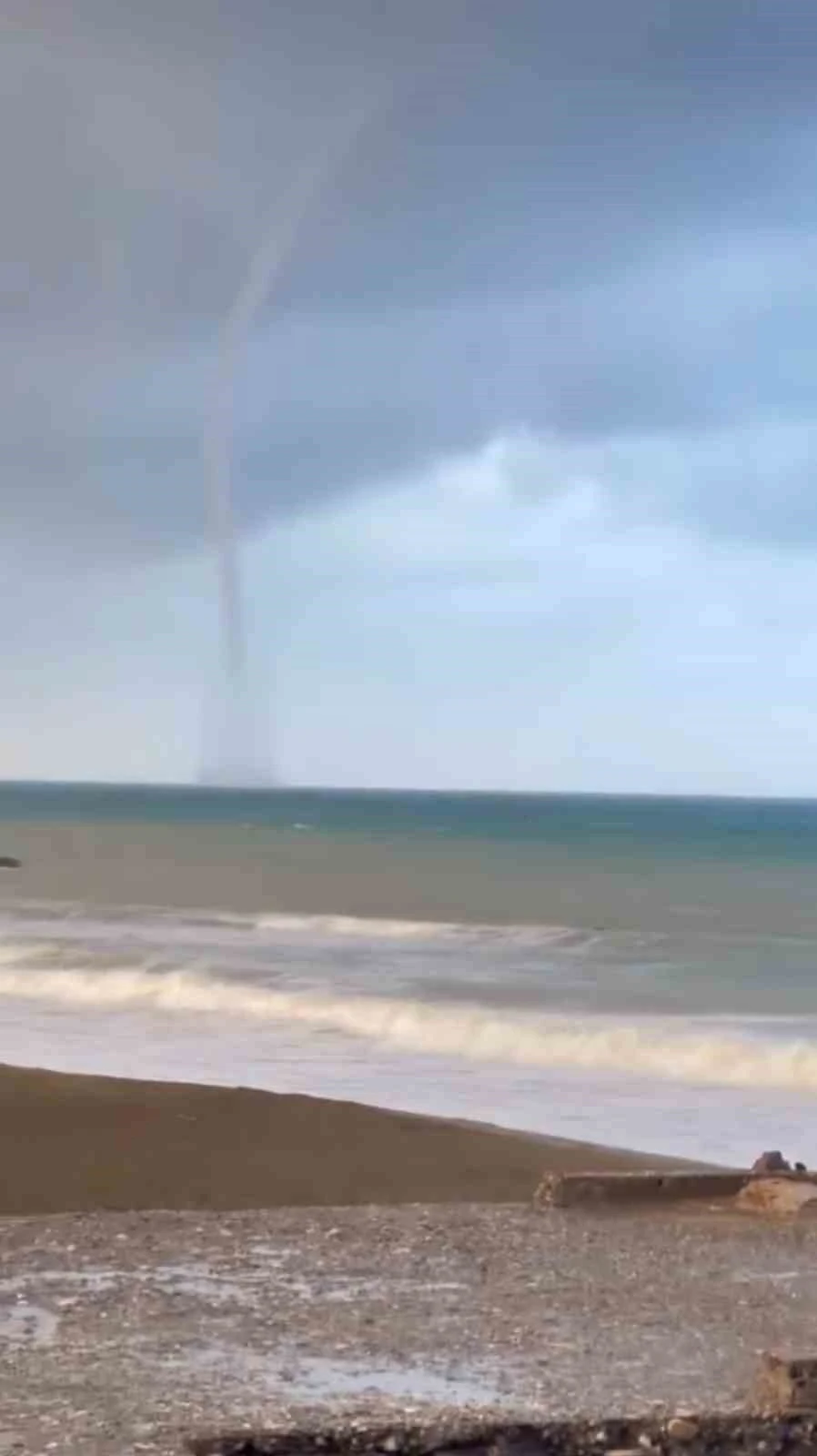 İskenderun Körfezi’nde oluşan hortum cep telefonu kamerasına yansıdı
