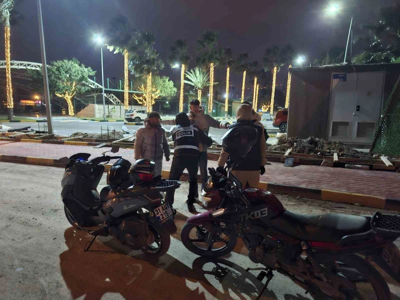 İskenderun polisi soğuk havada asayiş i&ccedil;in sahada
