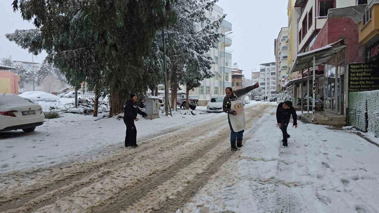 İslahiye&rsquo;de kar etkili oluyor
