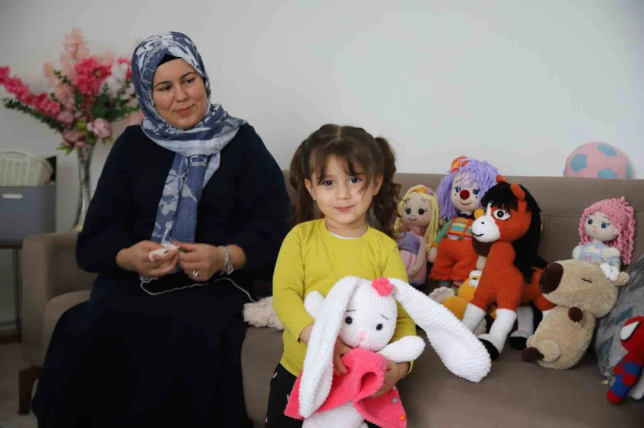 İşlediği oyuncaklarla 6 çocuğuna bakıyor
