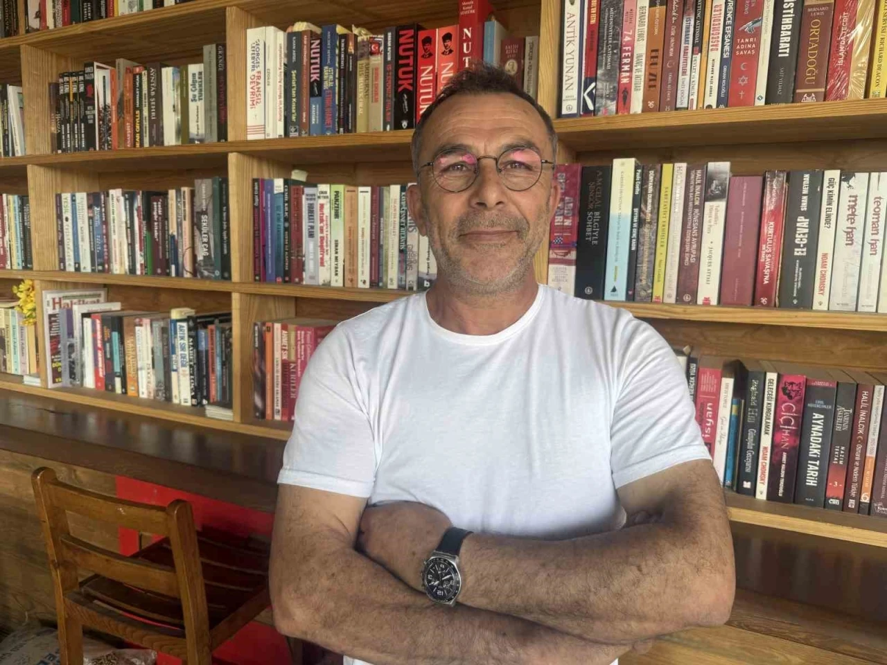 İşlettiği büfede 800 eserlik kütüphane kurdu
