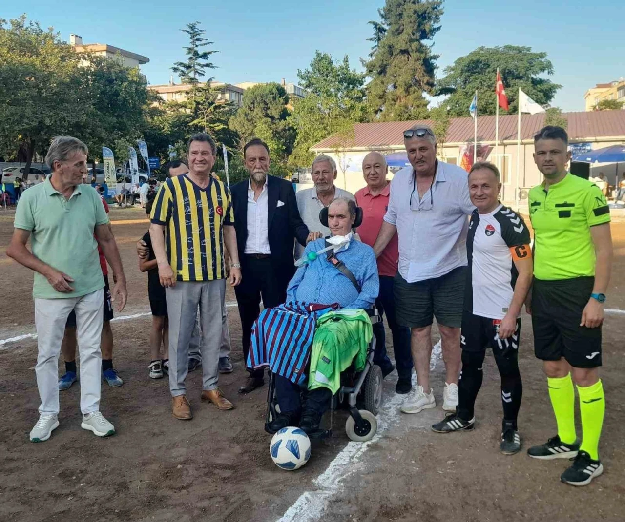 İsmail Gökçek, Veteranlar Futbol Turnuvası’ndaki maçta başlama vuruşunu yaptı
