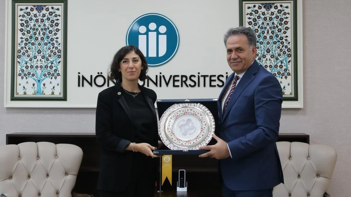 İsmet İn&ouml;n&uuml;&rsquo;n&uuml;n torunu Zeynep Bilgehan&rsquo;dan Rekt&ouml;r Akpolat&rsquo;a ziyaret
