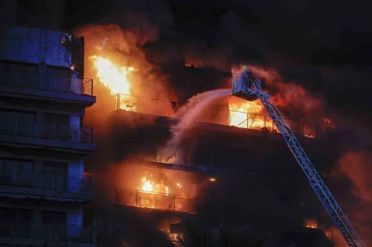 İspanya’da 14 katlı binadaki yangında 4 kişi hayatını kaybetti
