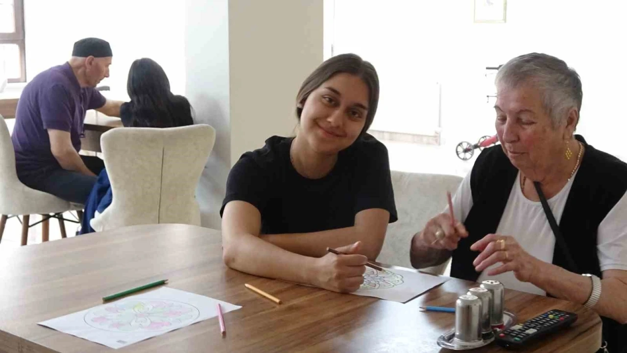 İspanyol öğrenciler huzurevinde staj yapıyor

