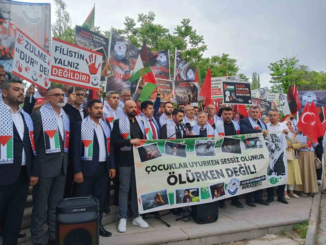 İsrail Büyükelçiliği önünde siyah çelenkli protesto
