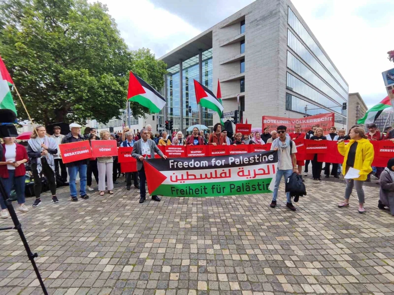 İsrail Dışişleri Bakanı Saar’a Almanya’da Gazze protestosu
