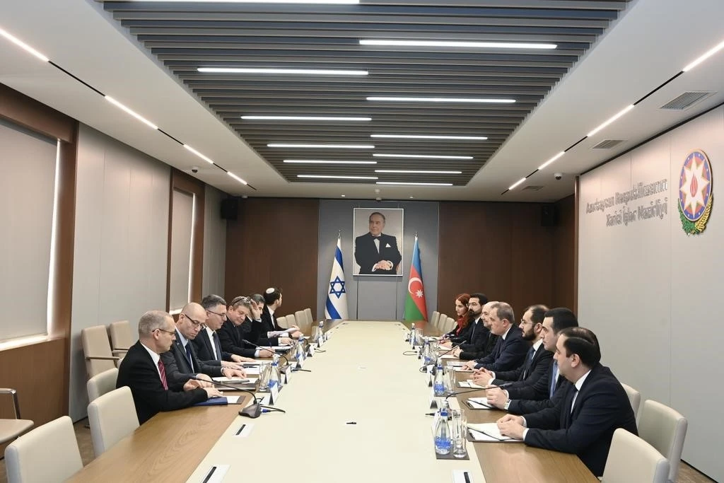 İsrail Dışişleri Bakanı Saar, Azerbaycan Dışişleri Bakanı Bayramov ile bir araya geldi
