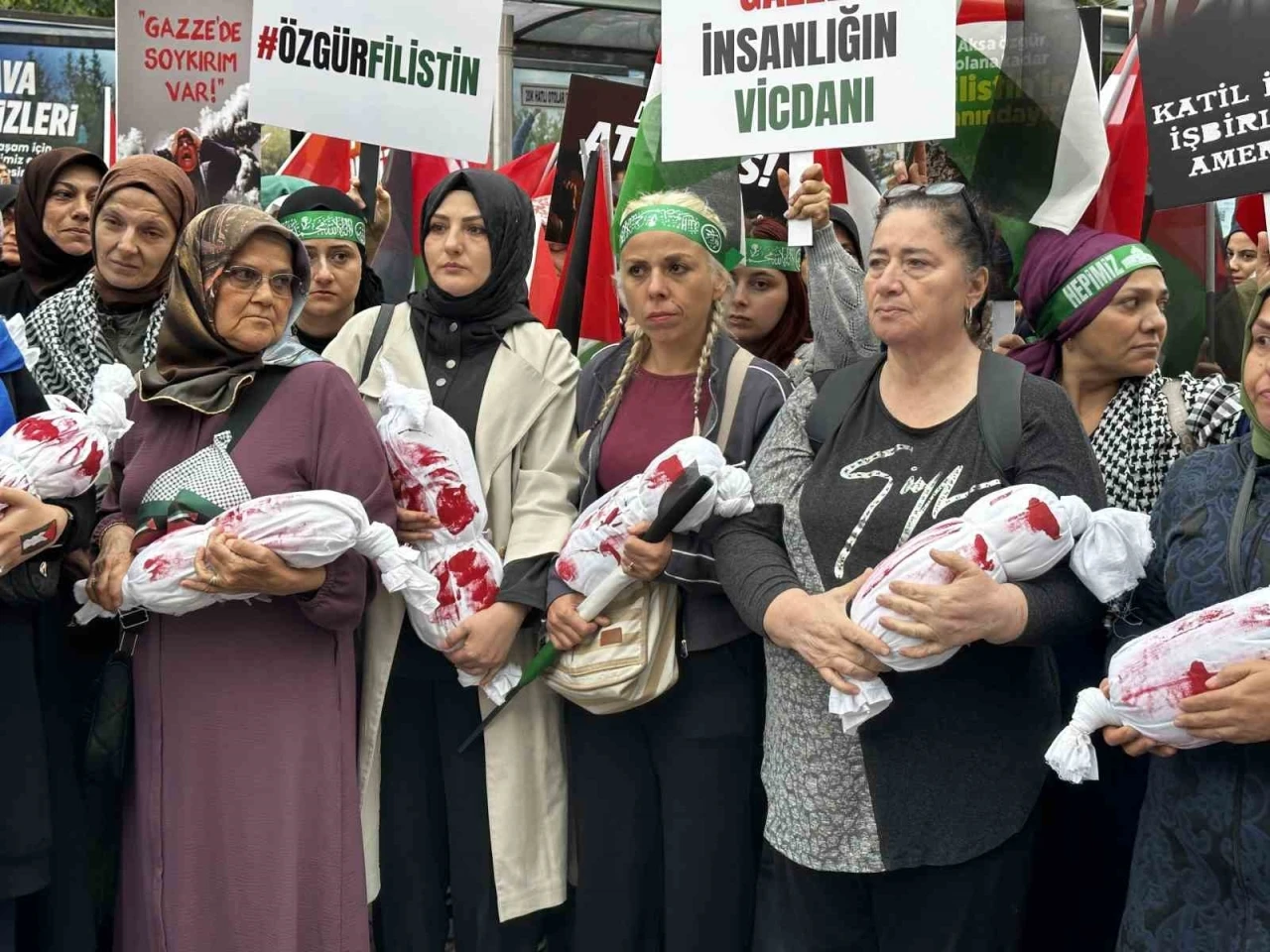 İsrail’in devam eden bebek katliamını protesto ettiler
